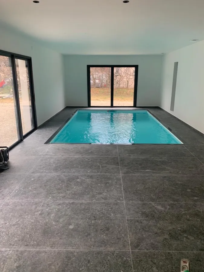 Piscine en cours de finition — construction par les équipes Beaulieu