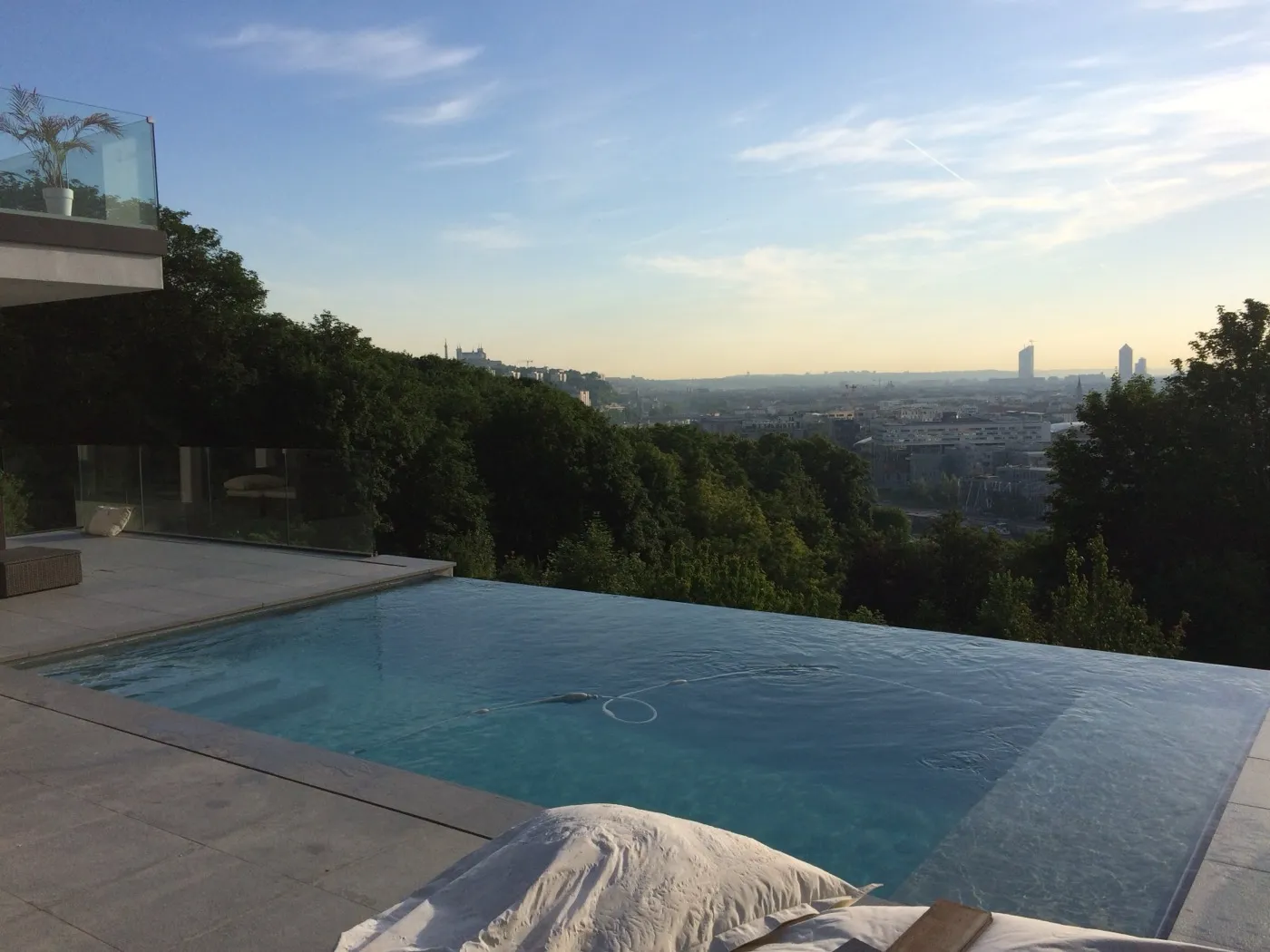 Piscine à débordement avec vue panoramique sur Lyon et Notre-Dame de Fourvière