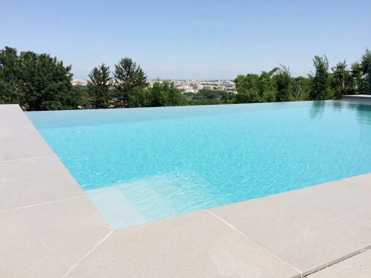 Piscine à débordement avec vue panoramique sur le skyline de Lyon