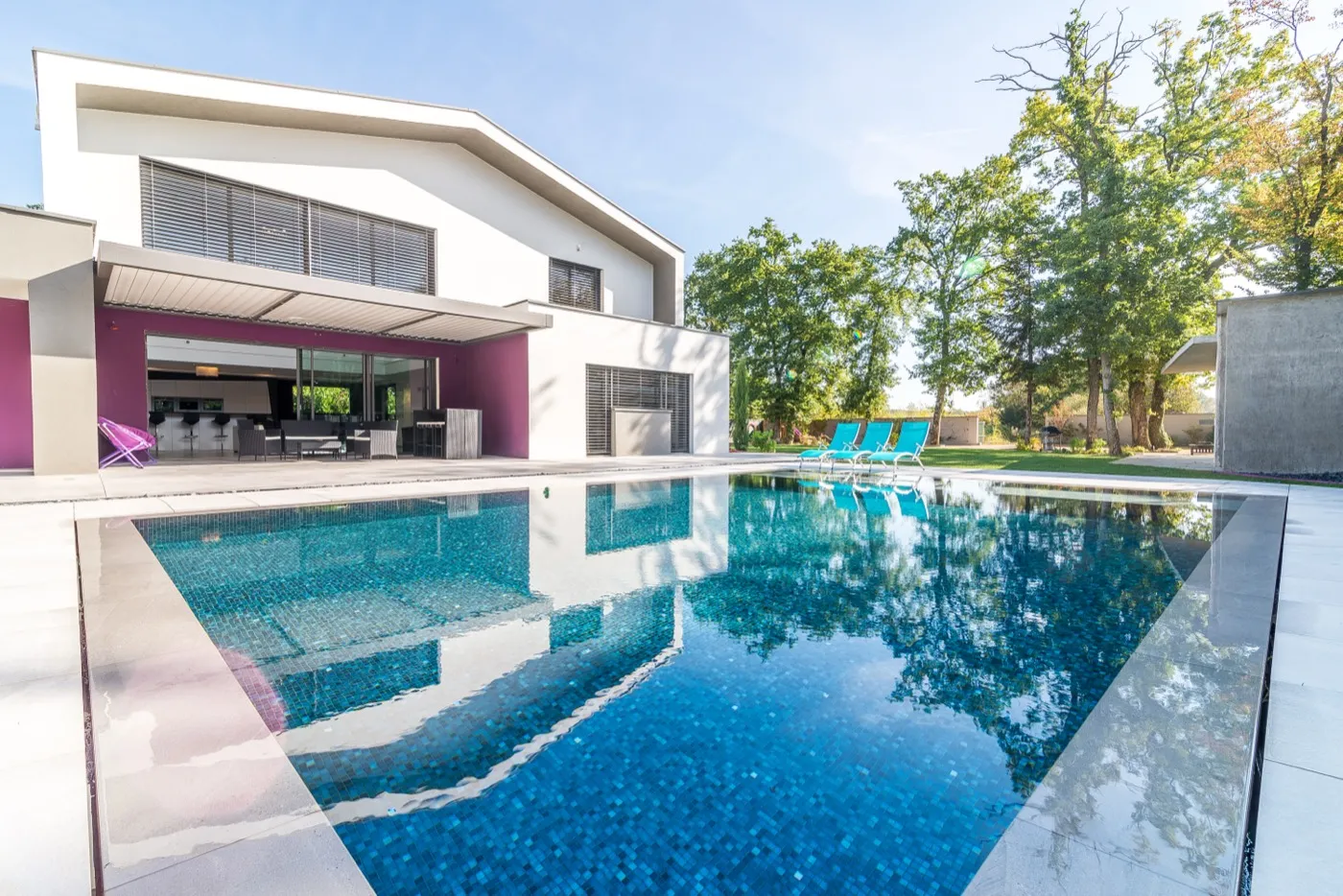 Piscine miroir rectangulaire devant une villa contemporaine — réalisation Beaulieu Piscines