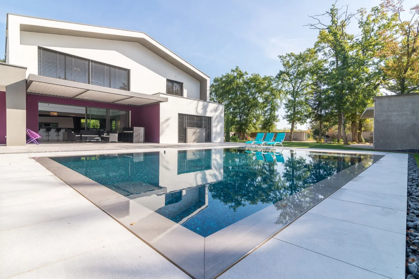 Angle d'une piscine miroir — finitions pierre grise Beaulieu Piscines