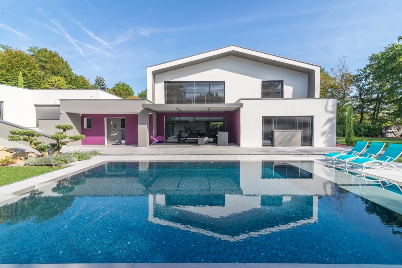 Piscine miroir Beaulieu — reflet parfait de l'architecture de la villa